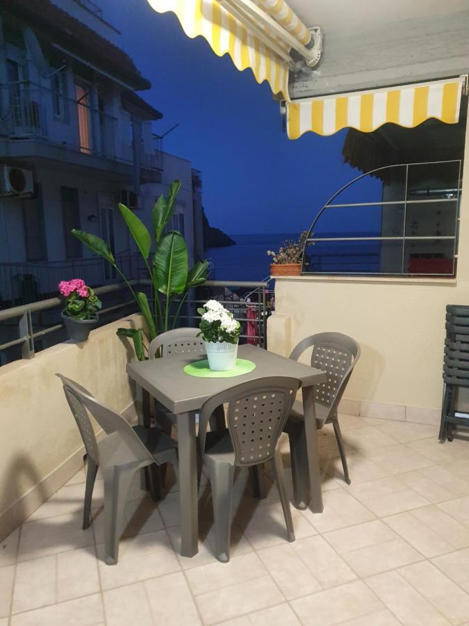 Casa Vacanze Aci Trezza In Front Of The Sea Aci Castello Exterior photo