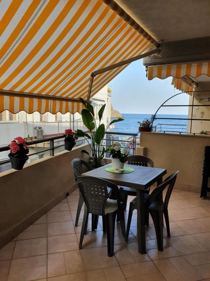 Casa Vacanze Aci Trezza In Front Of The Sea Aci Castello Exterior photo